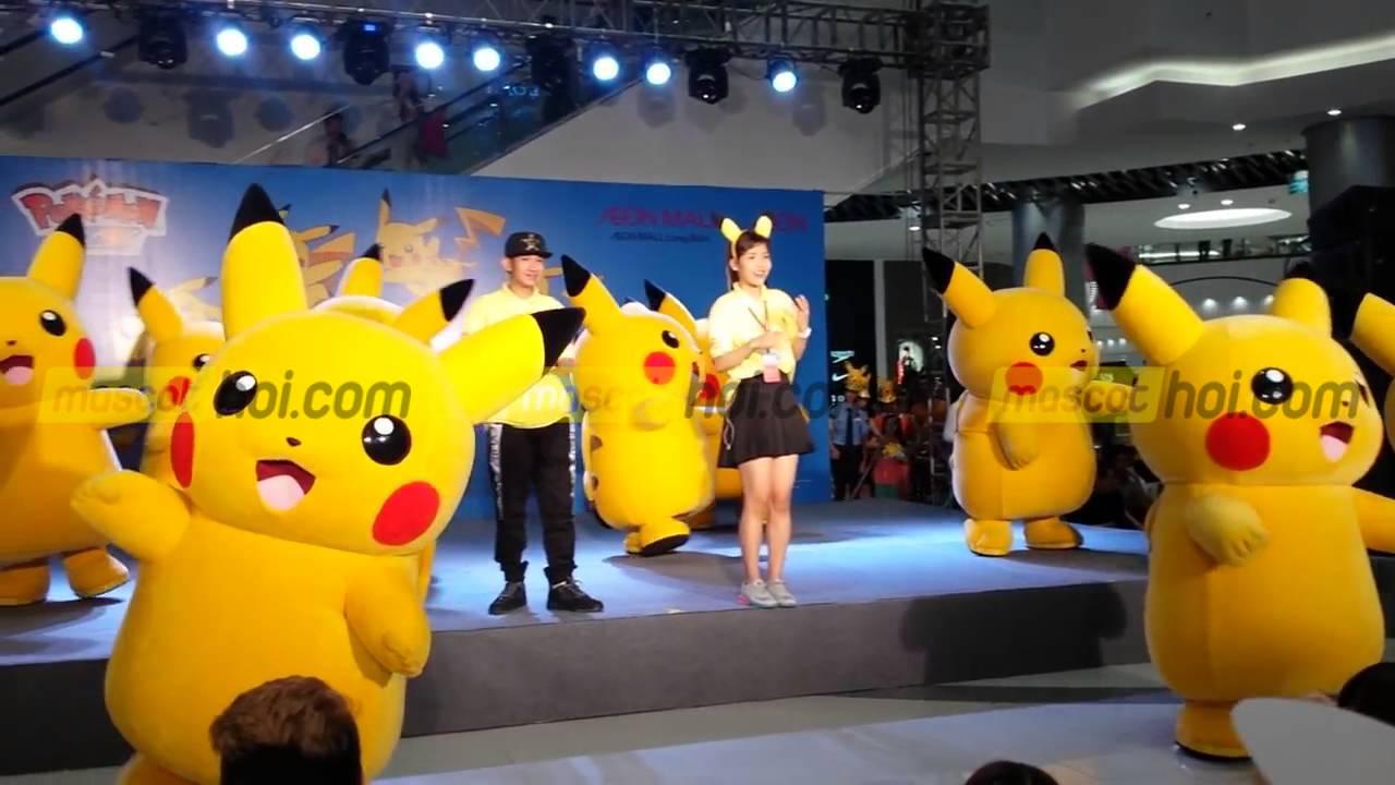 May mascot pikachu hoạt náo cùng nhóm trên sân khấu sự kiện
