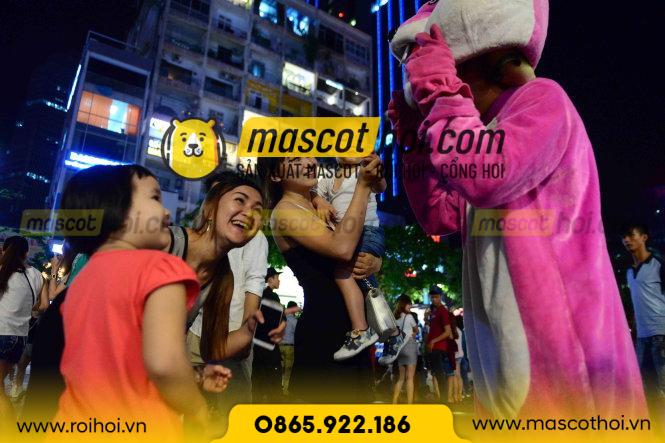 h28 Thuê người đứng mascot